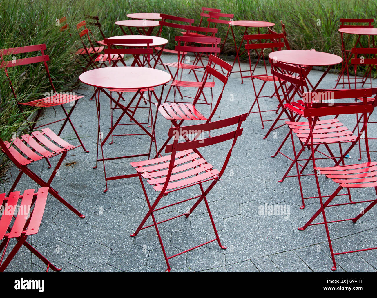 Tabelle vuote in corrispondenza di un cafe' all'aperto a Brooklyn, New York Foto Stock