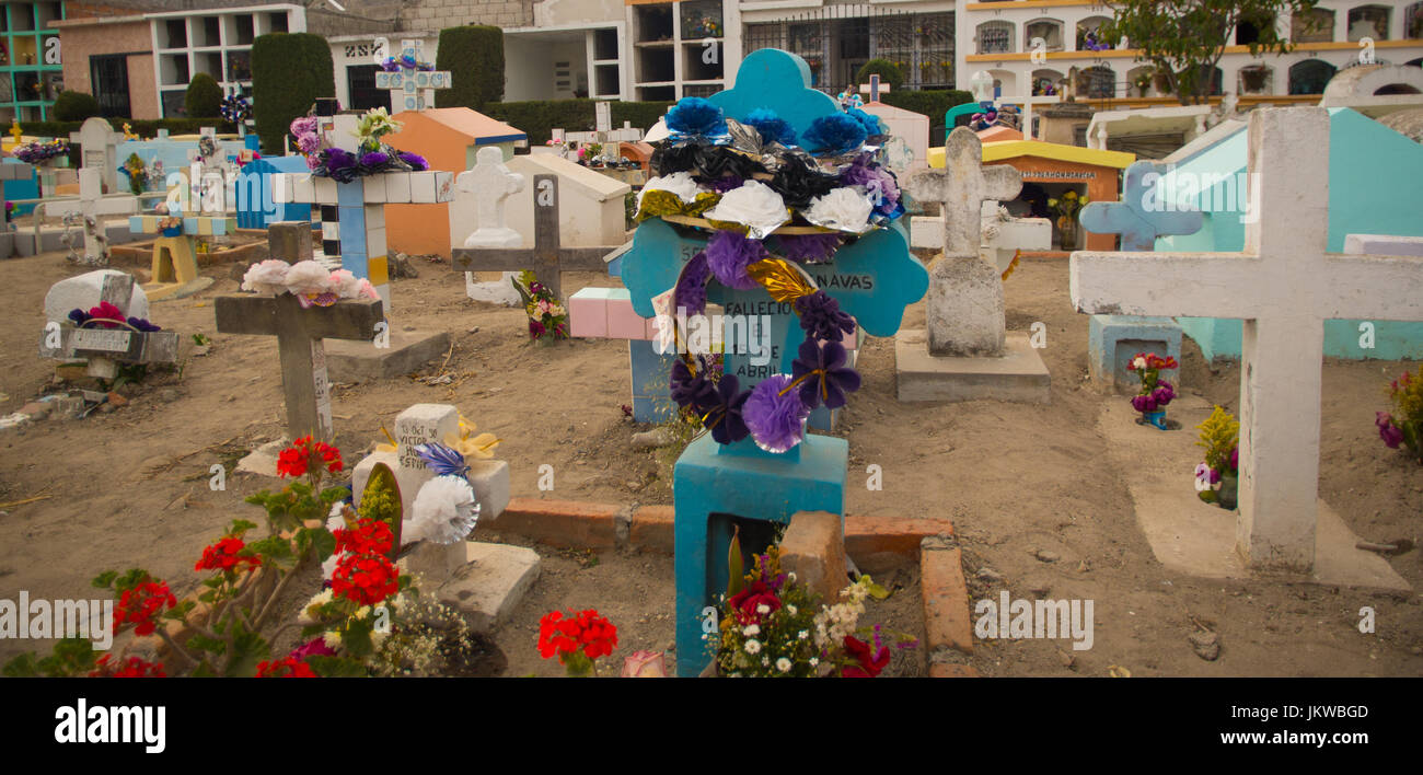 QUITO, ECUADOR - 23 Maggio 2017: vista del cimitero di San Antonio de Pichincha, che mostrano tipiche tombe cattolica con grandi pietre tombali Foto Stock QUITO, ECUADOR - 23 Maggio 2017: vista del cimitero di San Antonio de Pichincha, che mostrano tipiche tombe cattolica con grandi pietre tombali Foto Stock
