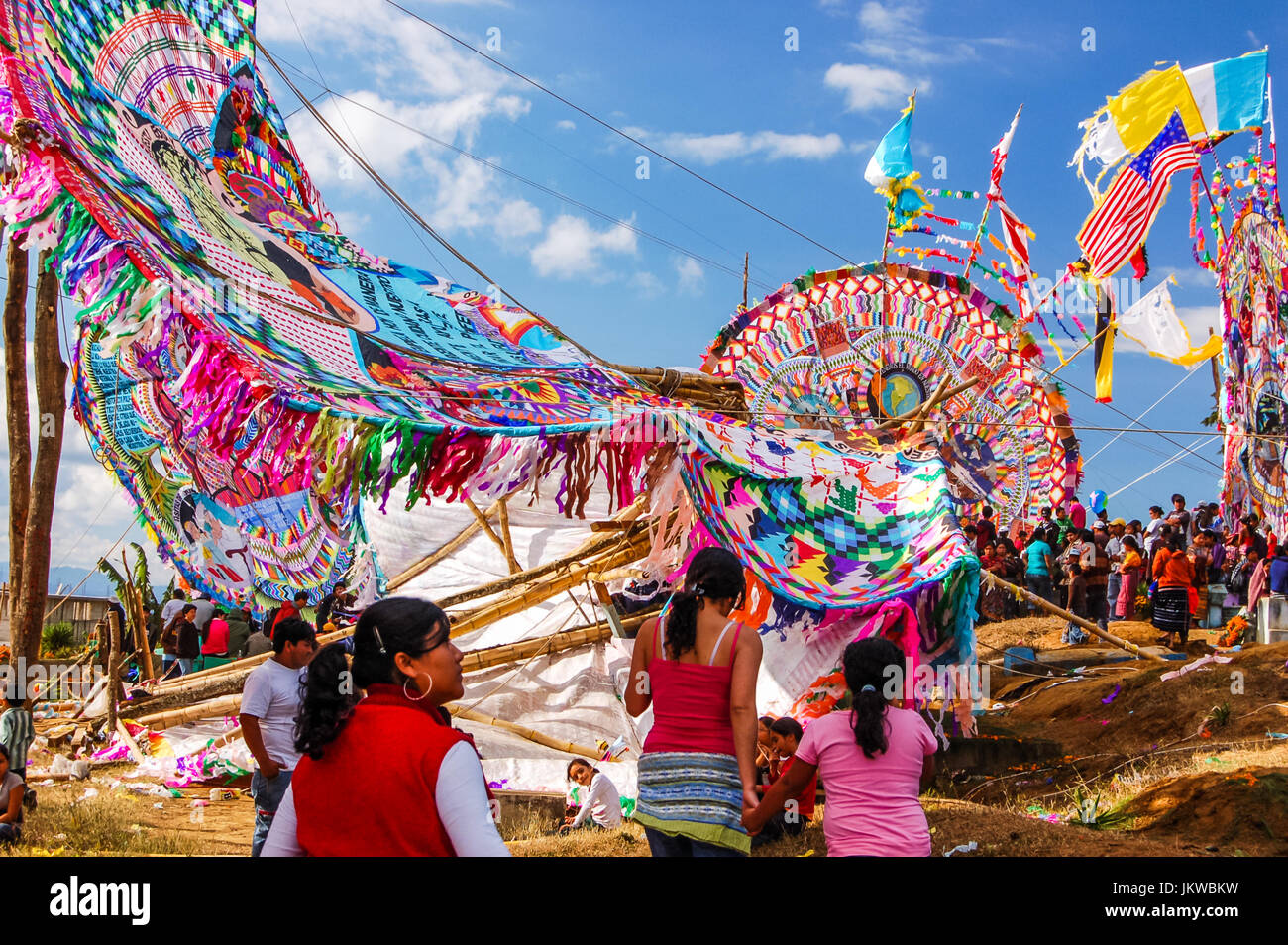 Santiago sacatepequez, Guatemala - 1 novembre 2010: locali display aquiloni giganti (barriletes) ogni anno nel cimitero il giorno di Ognissanti in onore di bevande spiritose Foto Stock