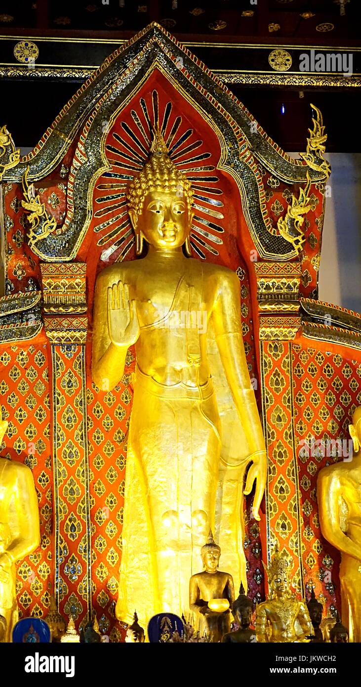 Golden immagine del Buddha statua nel tempio thailandese di Chiang Mai, Thailandia. Foto Stock