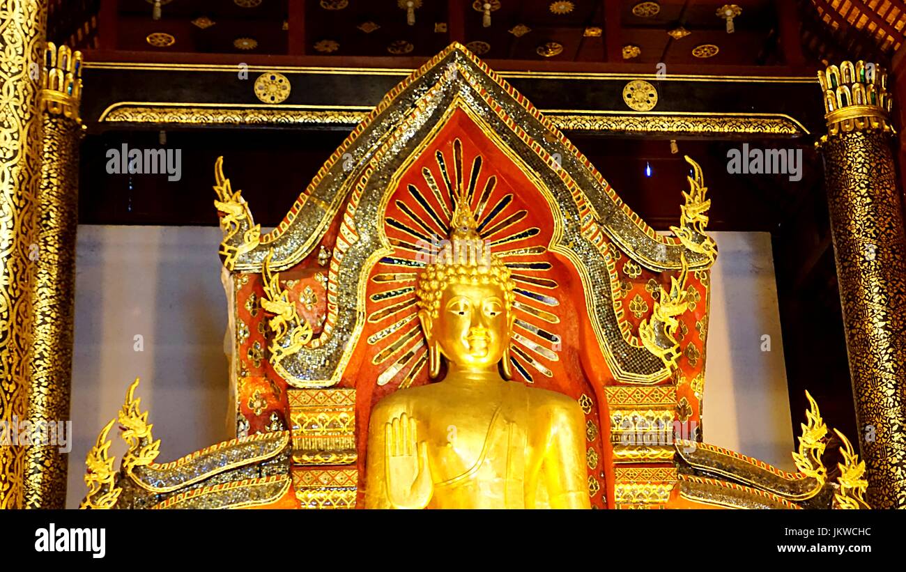 Golden immagine del Buddha statua nel tempio thailandese di Chiang Mai, Thailandia. Foto Stock