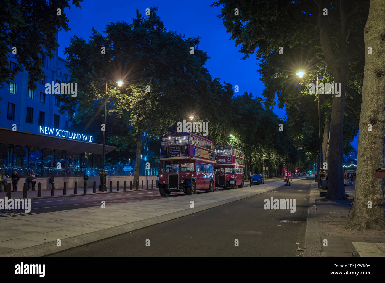 Londra autobus rossi a Victoria Embankment London Foto Stock