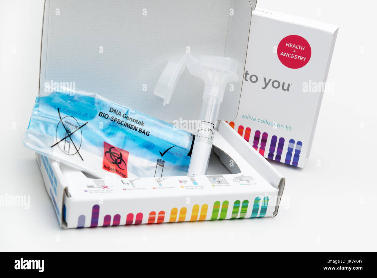 Consumare home saliva raccolta di kit per i test genetici di ascendenza e geni per la salute Foto Stock