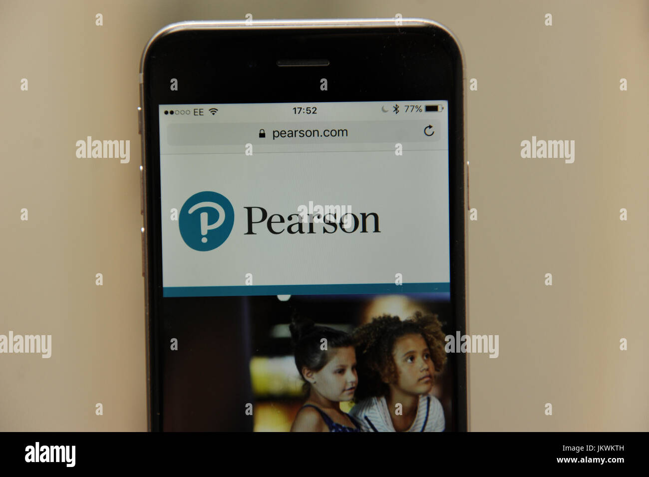 Il sito web di Pearson visto su una schermata telefono Foto Stock
