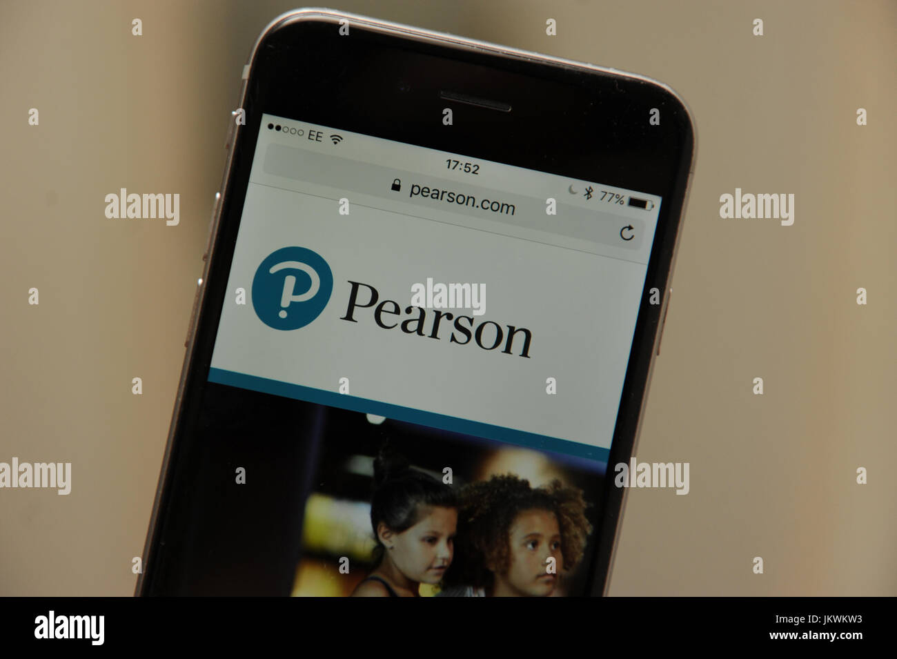 Il sito web di Pearson visto su una schermata telefono Foto Stock