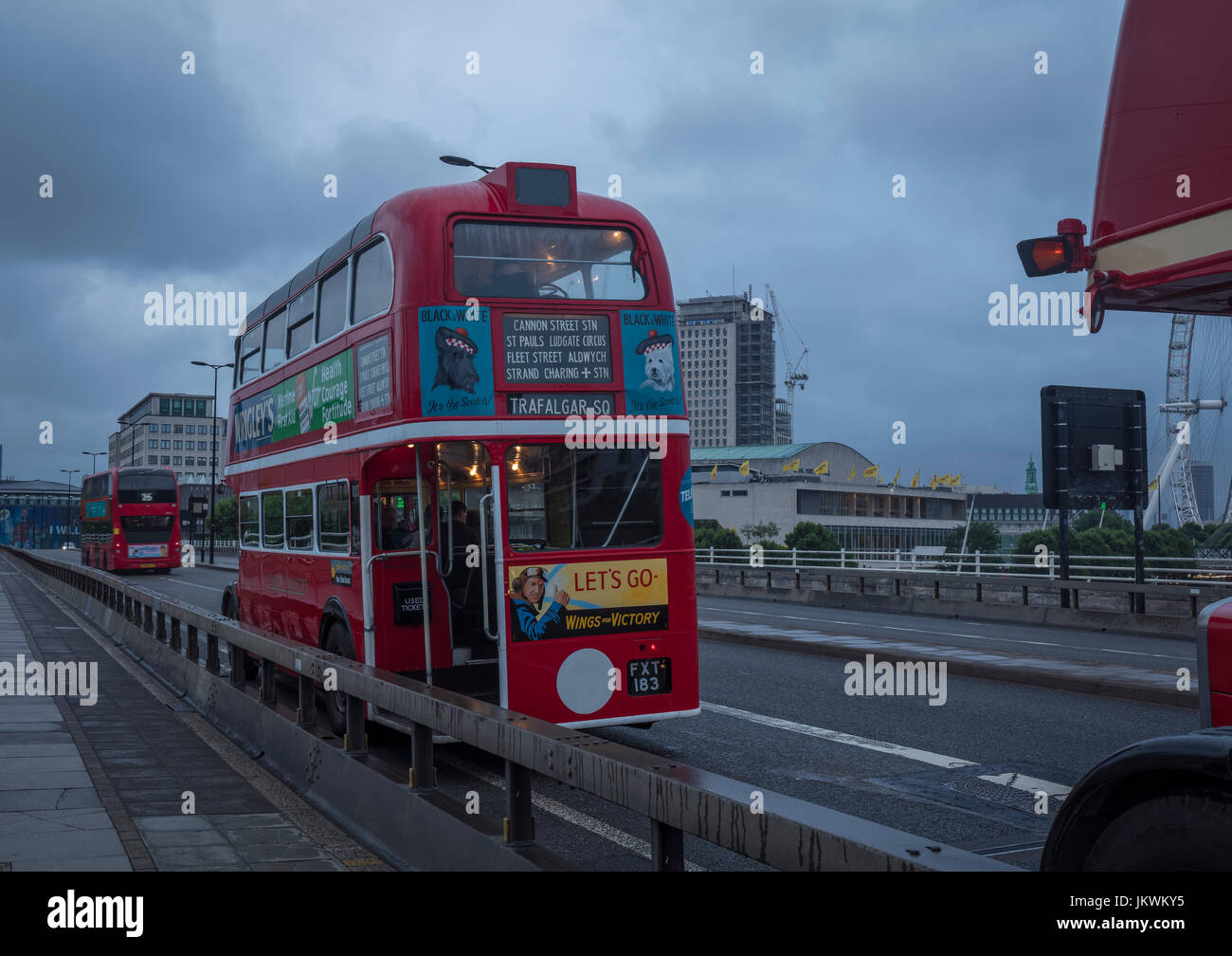 Londra autobus rossi a Waterloo bridge Foto Stock