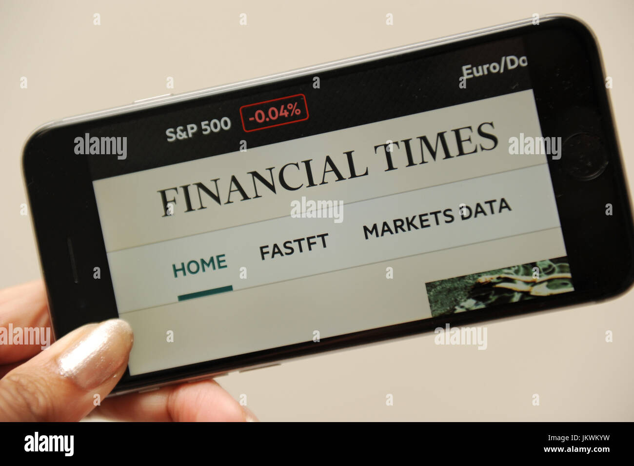 Il sito del Financial Times è visto su una schermata telefono Foto Stock