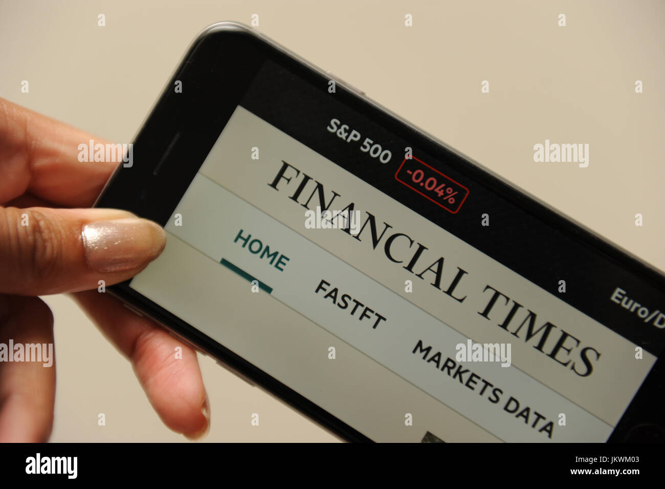 Il sito del Financial Times è visto su una schermata telefono Foto Stock