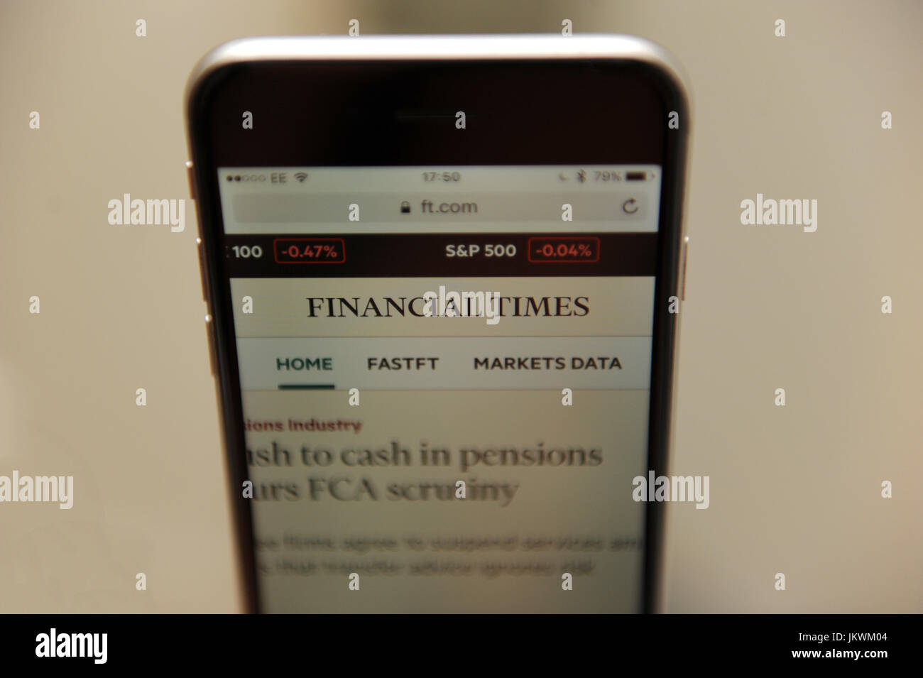 Il sito del Financial Times è visto su una schermata telefono Foto Stock