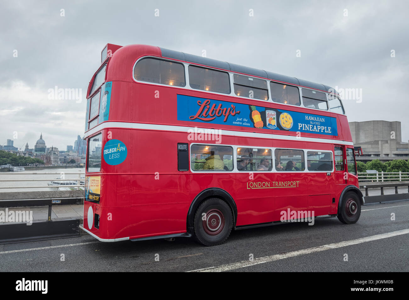 Red london bus sul ponte di Waterloo Foto Stock