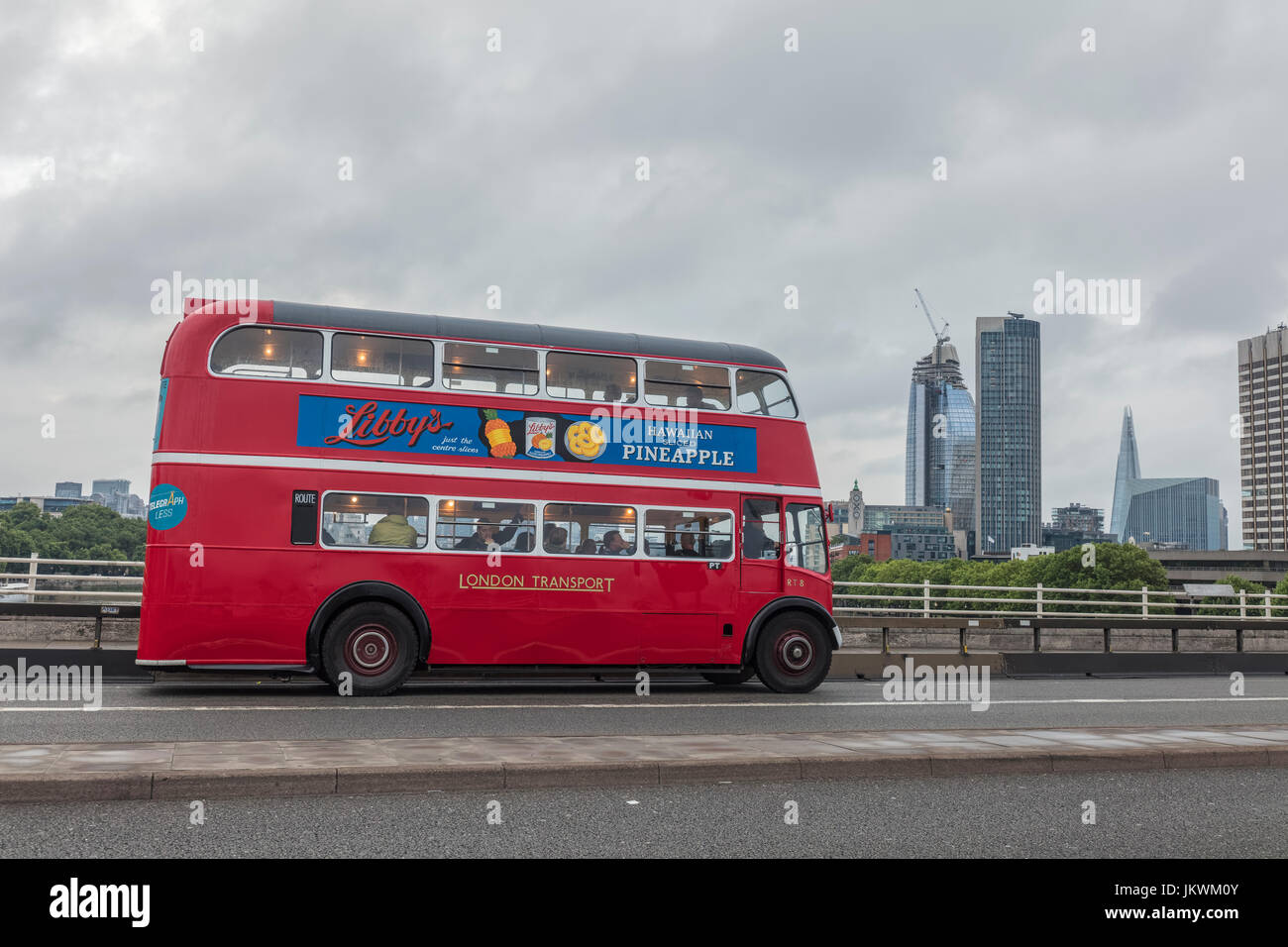 Trasporti di Londra double decker bus rosso sul ponte di Waterloo Foto Stock