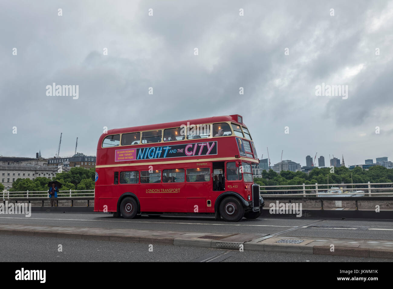 Red Londra Trasporto bus vintage su waterloo bridge Foto Stock