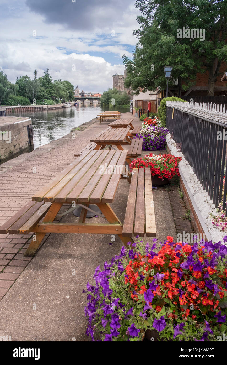 Riverside area di Newark Upon Trent, in una piacevole posizione lungo il fiume Trent, Newark, Nottinghamshire, East Midlands UK Foto Stock