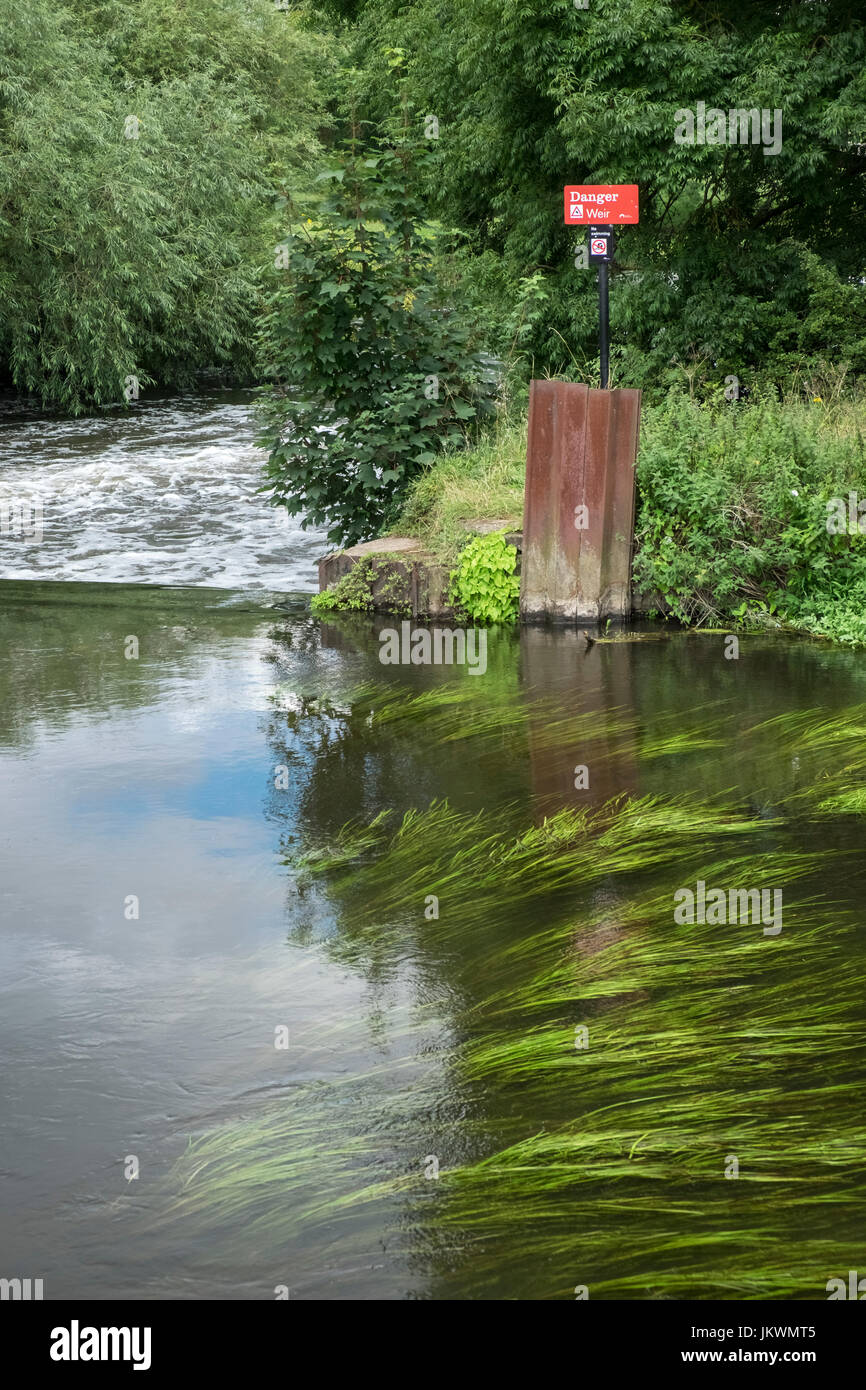 Segno che indica "ira Weir', Fiume Trent, Nottinghamshire, Regno Unito Foto Stock