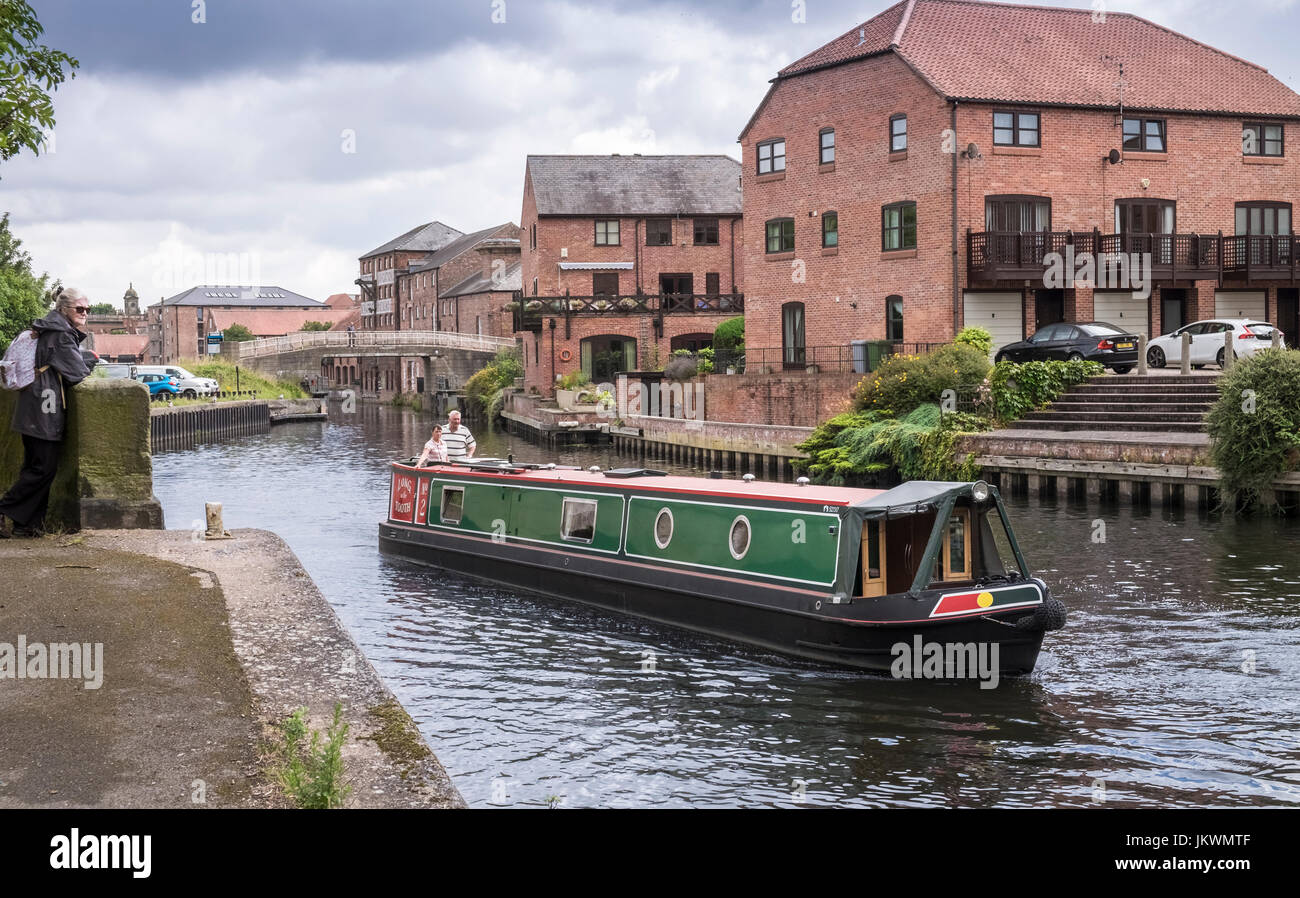 Chiatta tradizionale viaggio in barca sul fiume Trent, attraverso il famoso Riverside area di Newark Upon Trent, Nottinghamshire, Regno Unito Foto Stock