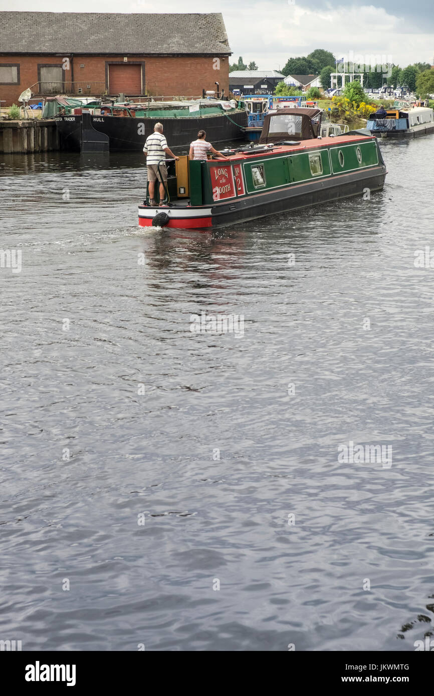 Chiatta tradizionale viaggio in barca sul fiume Trent, attraverso il famoso Riverside area di Newark Upon Trent, Nottinghamshire, Regno Unito Foto Stock