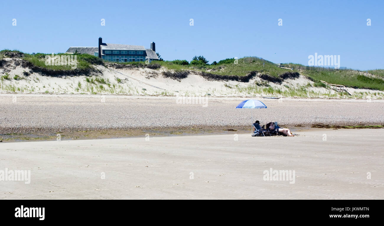 Vacanzieri relax su un privato Cape Cod beach. Foto Stock
