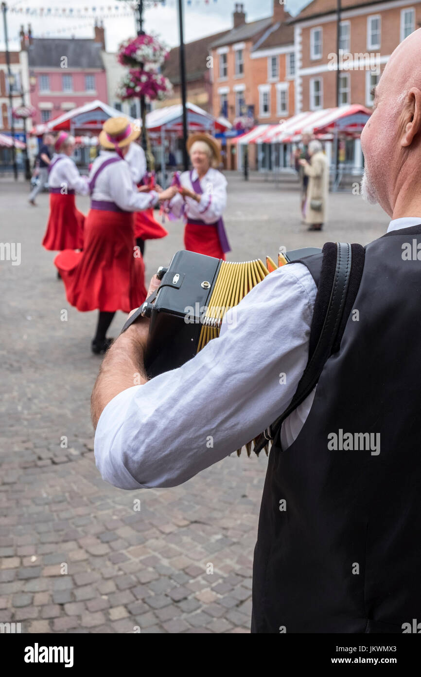 Rivington Morris eseguire tradizionali danze Morris in piazza del mercato, Newark Upon Trent, Nottinghamshire, Regno Unito Foto Stock