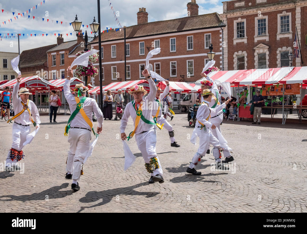 Inglese tradizionale Morris ballerini, eseguendo in piazza del mercato su una giornata d'estate in Newark Upon Trent, Nottinghamshire, Regno Unito Foto Stock