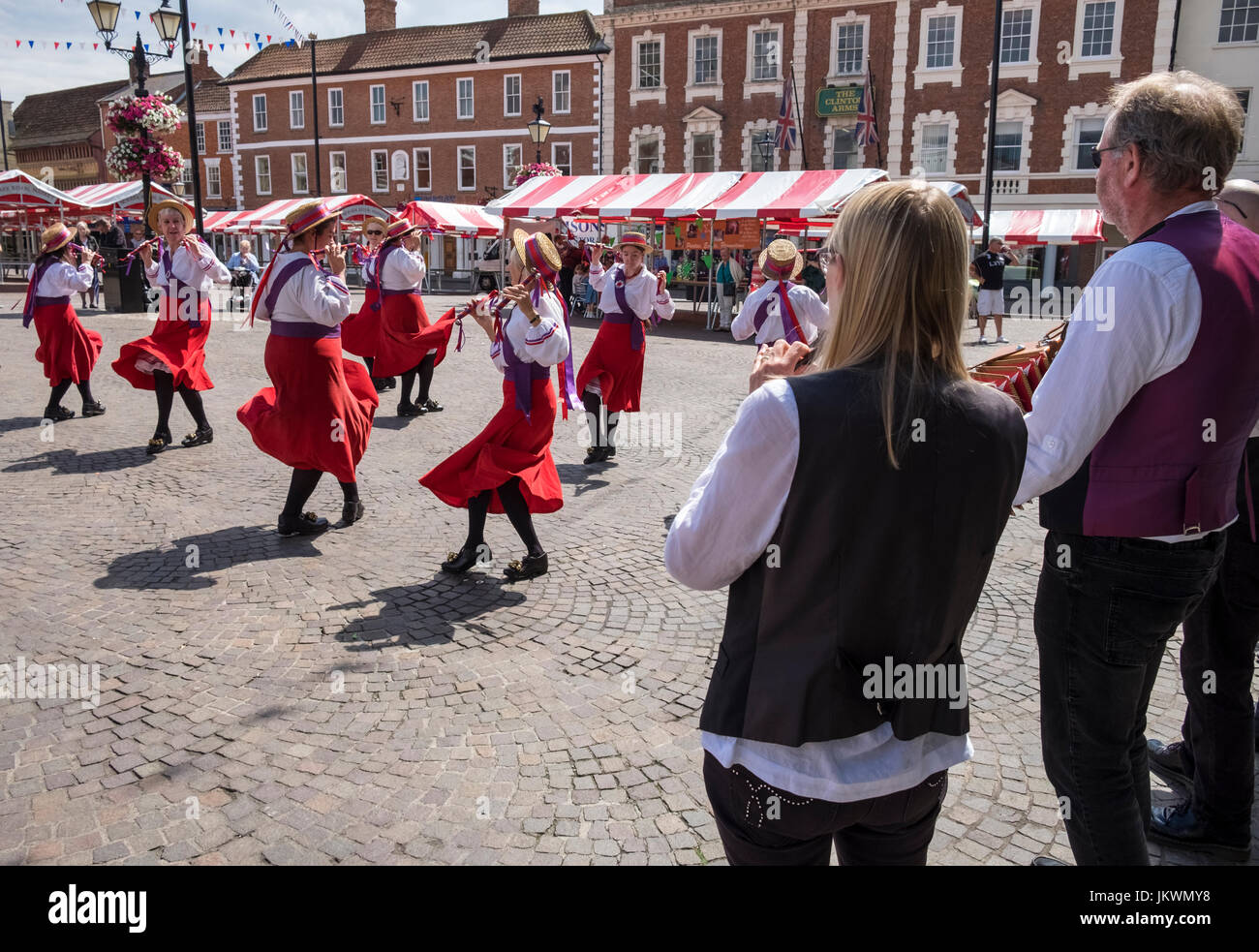 Rivington Morris eseguire tradizionali danze Morris in piazza del mercato, Newark Upon Trent, Nottinghamshire, Regno Unito Foto Stock