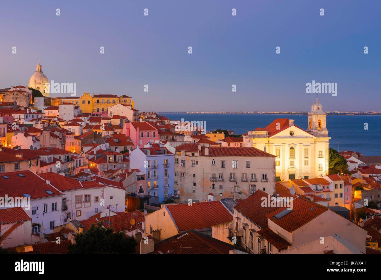Lisbona Portogallo paesaggio urbano, vista del panoramico skyline di Alfama di notte con la chiesa di Sao Estevao illuminata, Lisbona Portogallo. Foto Stock