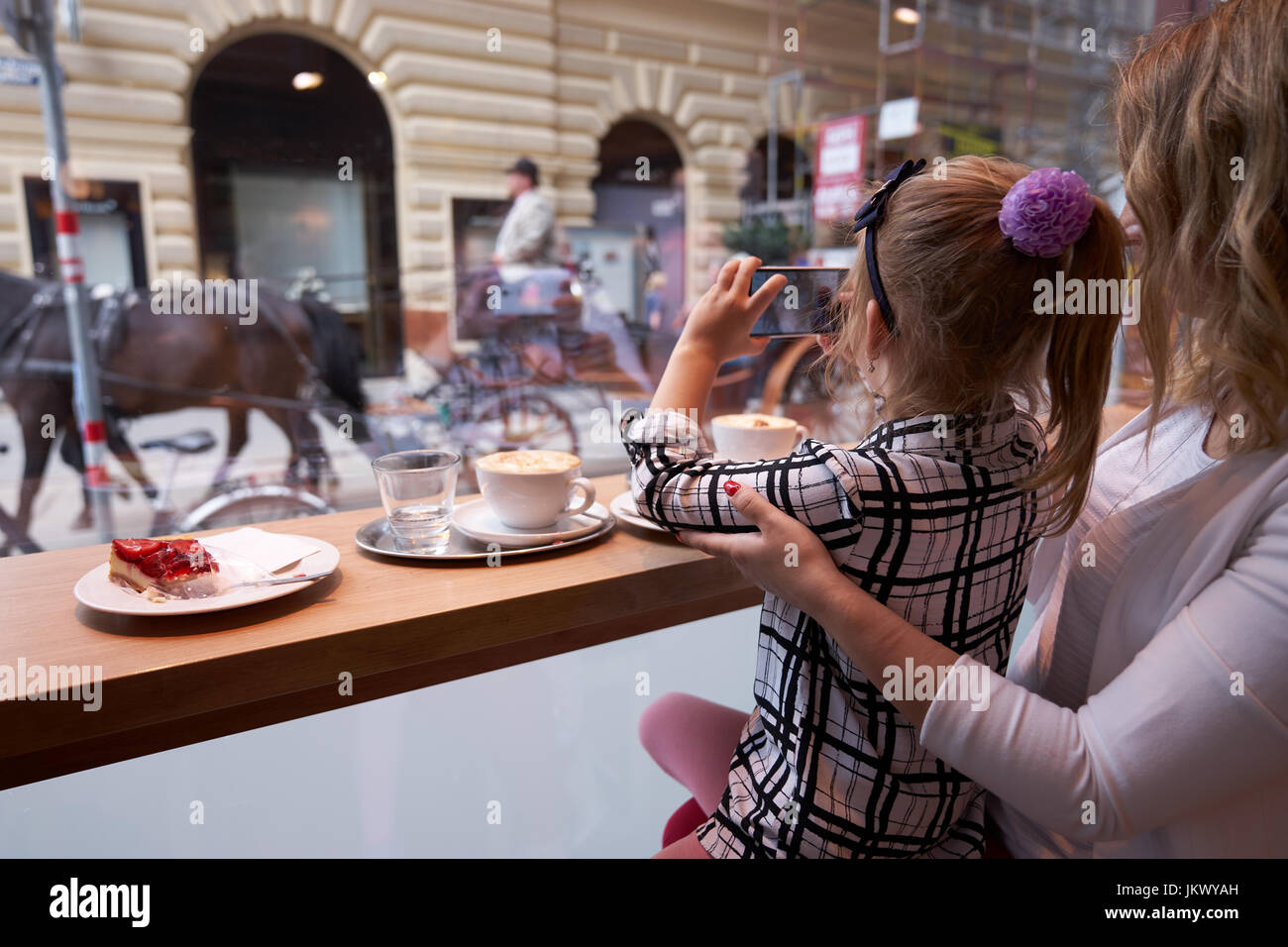 Giovane madre e figlia di trascorrere del tempo in cafe e rendendo le foto Foto Stock