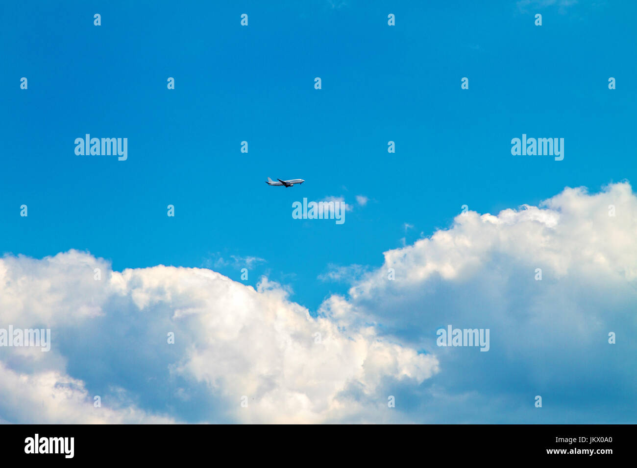 Immagine aereo passeggeri in alto nel cielo tra le nuvole Foto Stock