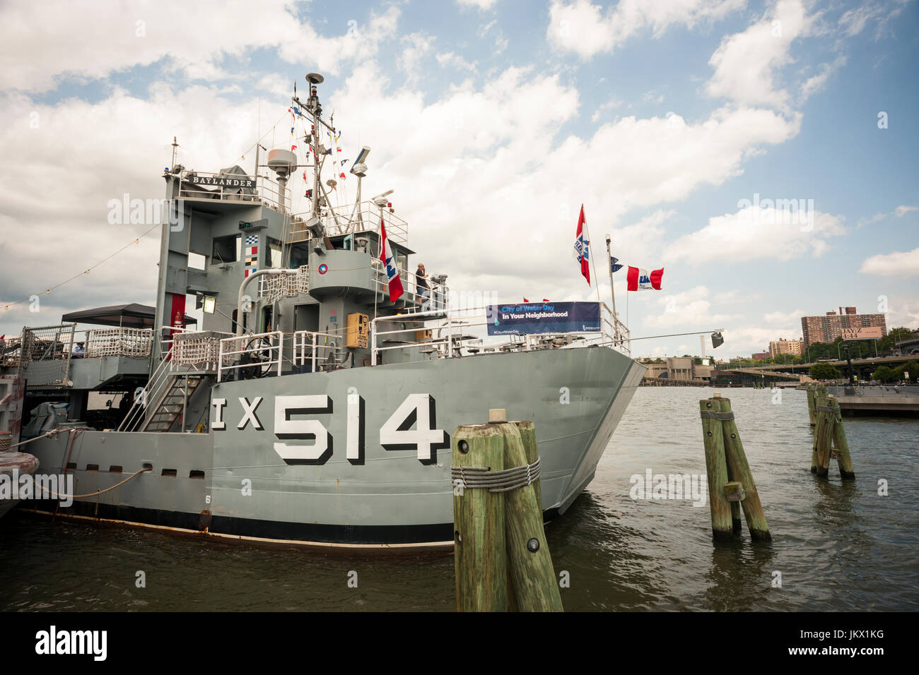 Te dismessi circa 1968 US Navy IX-514 di atterraggio per elicotteri Trainer (HLT), ora il Baylander, è visto ancorata al Harlem piloni in New York Sabato, 15 luglio, 2017. La 131 piedi recipiente è stato utilizzato come una piattaforma di formazione per gli atterraggi. La nave è attualmente utilizzata come una base di formazione per studiare le varie New York Corsi d'acqua. (© Richard B. Levine) Foto Stock