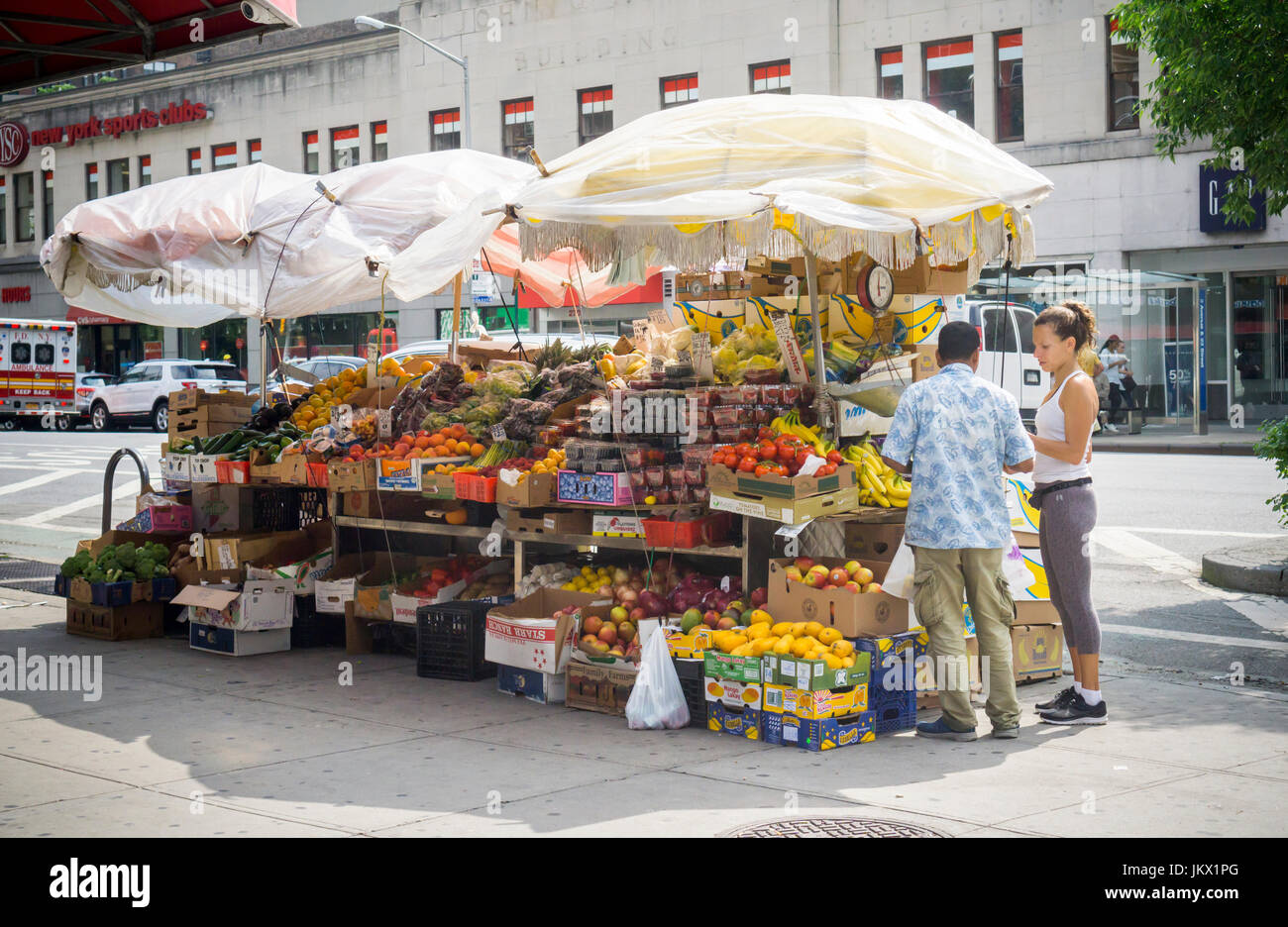 Frutta e verdura fornitore nel quartiere di Chelsea di New York Sabato, 15 luglio, 2017. (© Richard B. Levine) Foto Stock