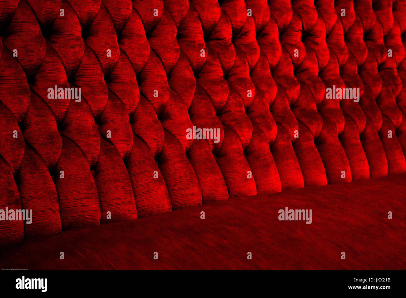 Morbido rosso profondo divano close up Foto Stock