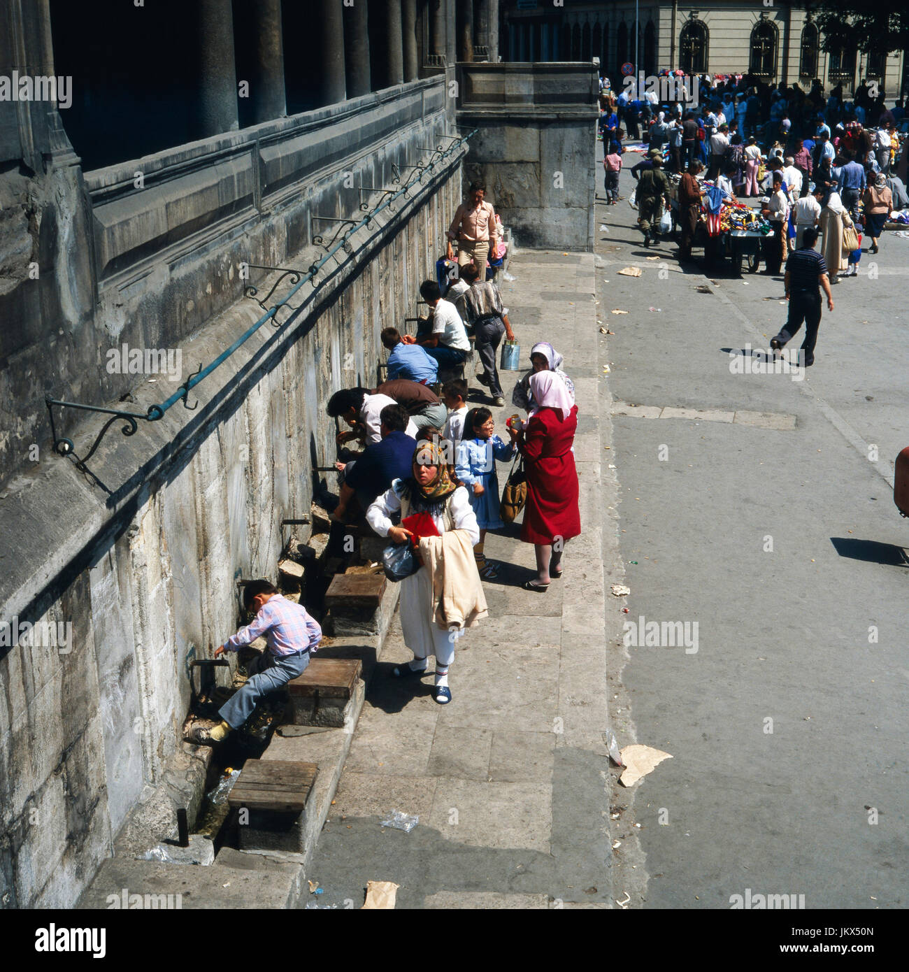 Vor Fußwaschung moschee di Istanbul, Türkei 1980er. Alla lavanda dei piedi davanti ad una moschea di Istanbul, Turchia degli anni ottanta. Foto Stock