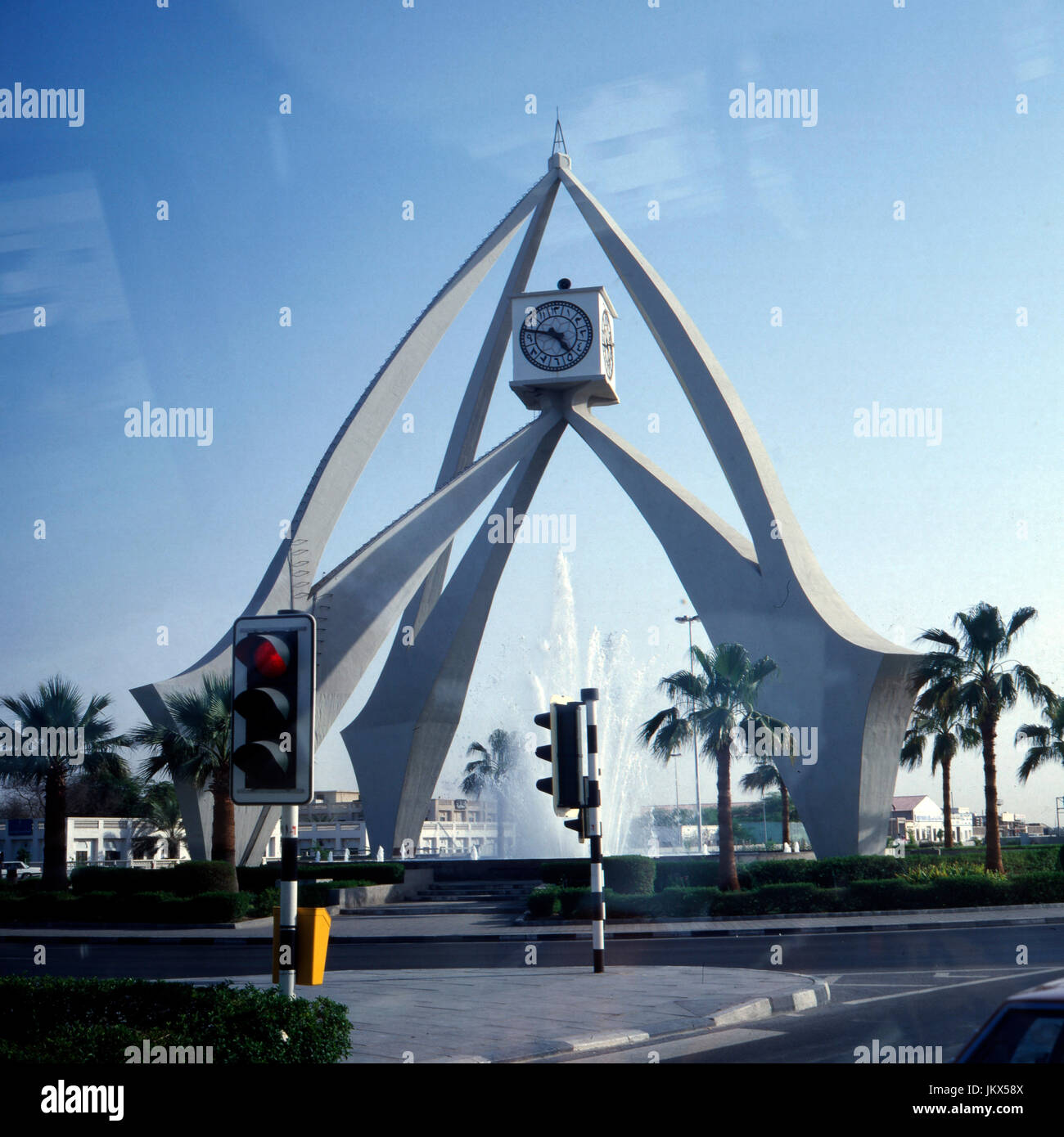 Moderner Uhrturm in Dubai in den Arabischen Emiraten, Südwestasien 1980er. Orologio moderno Tower a Dubai negli Emirati Arabi Uniti degli anni ottanta. Foto Stock