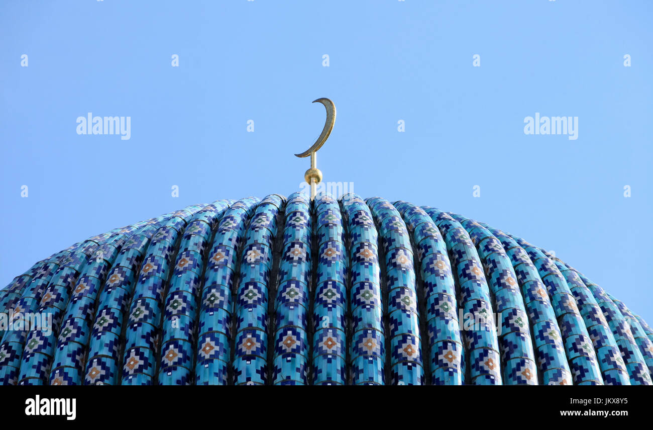 Golden Crescent sulla cupola della moschea su uno sfondo blu del cielo Foto Stock