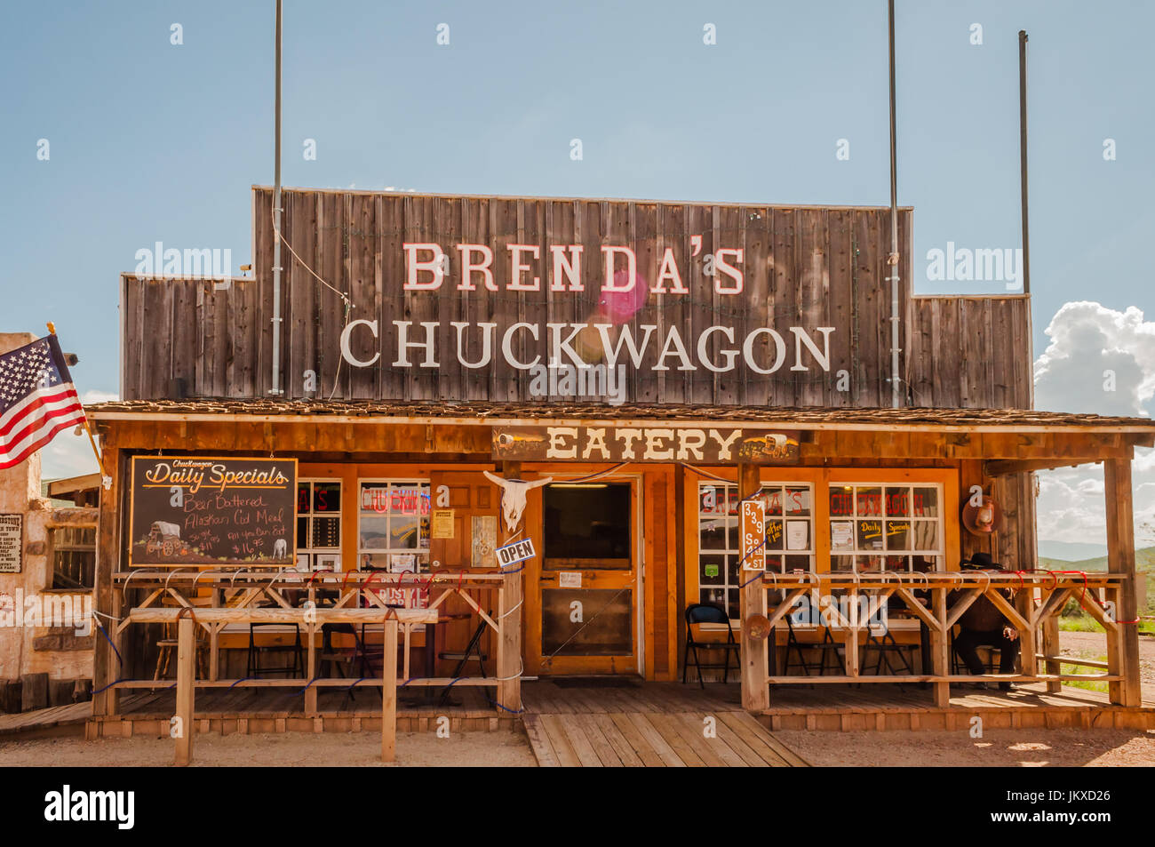 Uomo in cappello da cowboy si siede di fronte a Brenda Chuckwagon cafe Tombstone Arizona Foto Stock