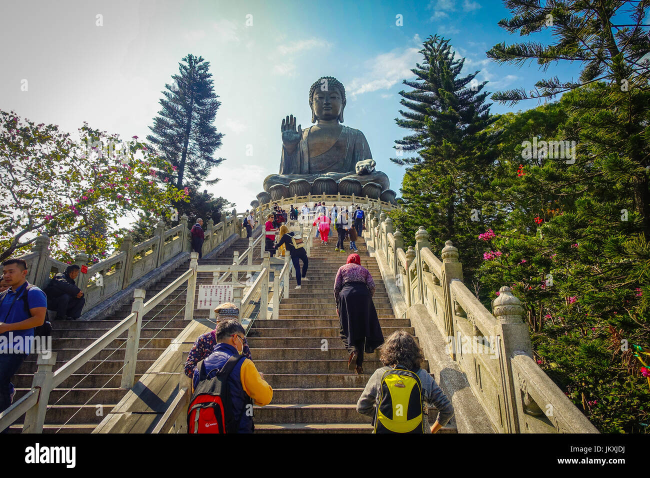 HONG KONG, CINA - 26 gennaio 2017: Unidentified gente camminare al piano di sopra per vedere il Tian monastero di stagno e il Big Buddha al Monastero Po Lin, Isola di Lantau, Hong Kong Foto Stock
