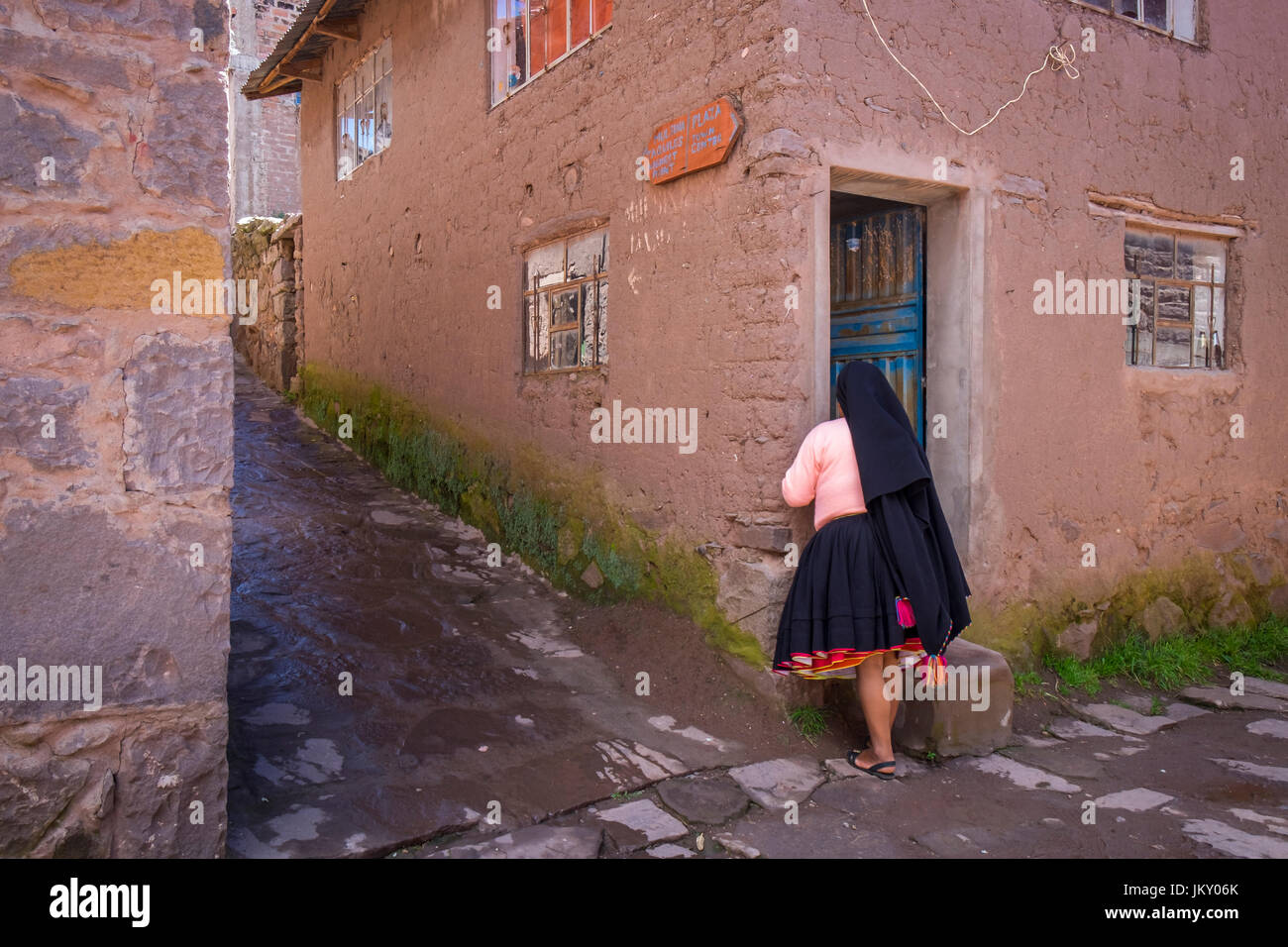 TAQUILE ISLAND, Perù - circa aprile 2014: Donna in strada tipica di Taquile isola nel Lago Titicaca, Perù. Foto Stock