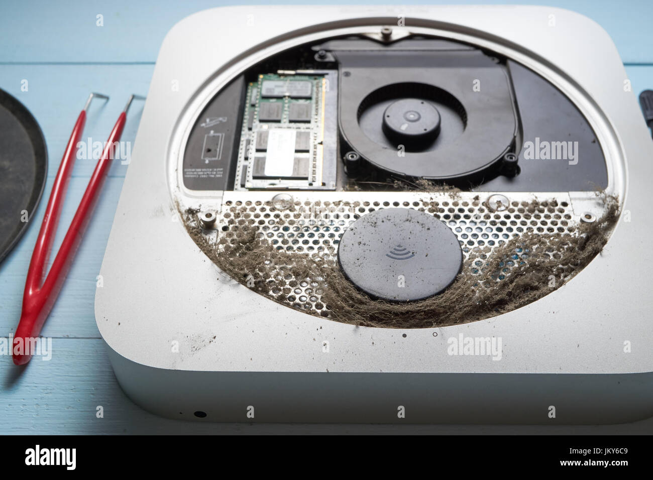 Primo piano della rotta ufficio polveroso small personal computer con pinze a parte nel servizio per la pulizia su una scrivania. pronto per pulire, aggiornamento, manutenzione tecnica Foto Stock