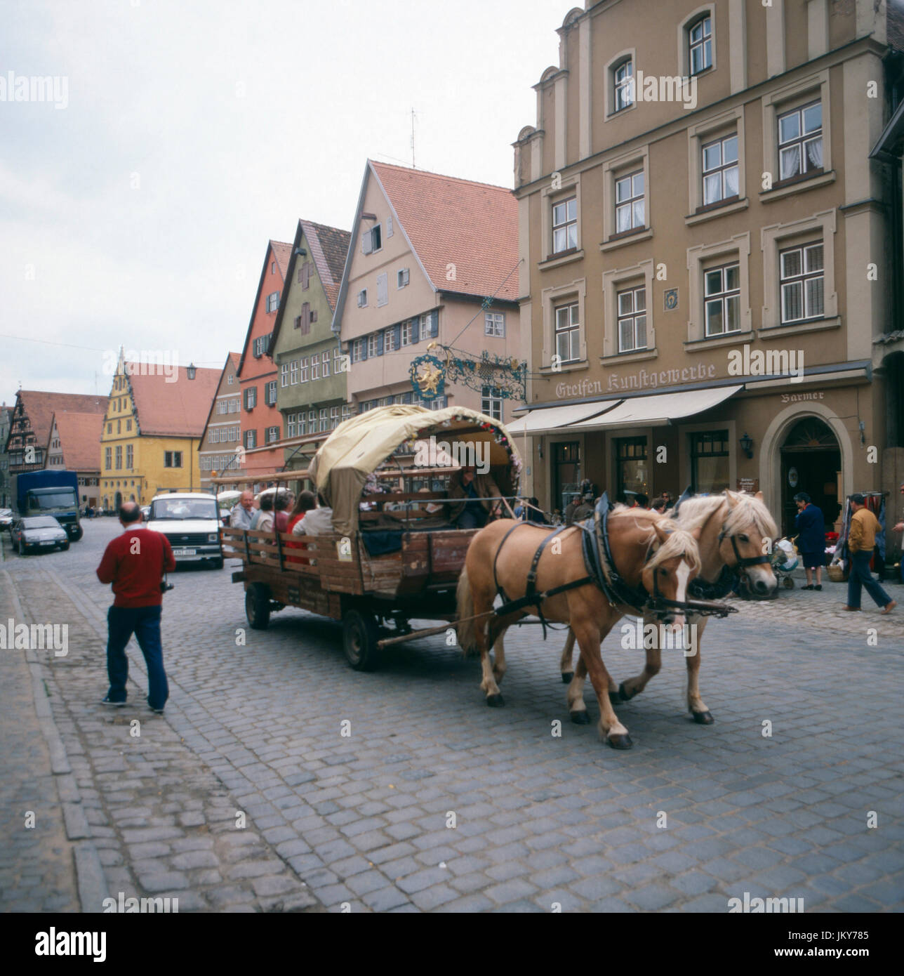Ein Pferdefuhrwerk fährt Touristen durch Dinkelsbühl, Deutschland 1980er Jahre. Un cavallo carrello tenendo i turisti attraverso Dinkelsbuehl, Germania degli anni ottanta. Foto Stock