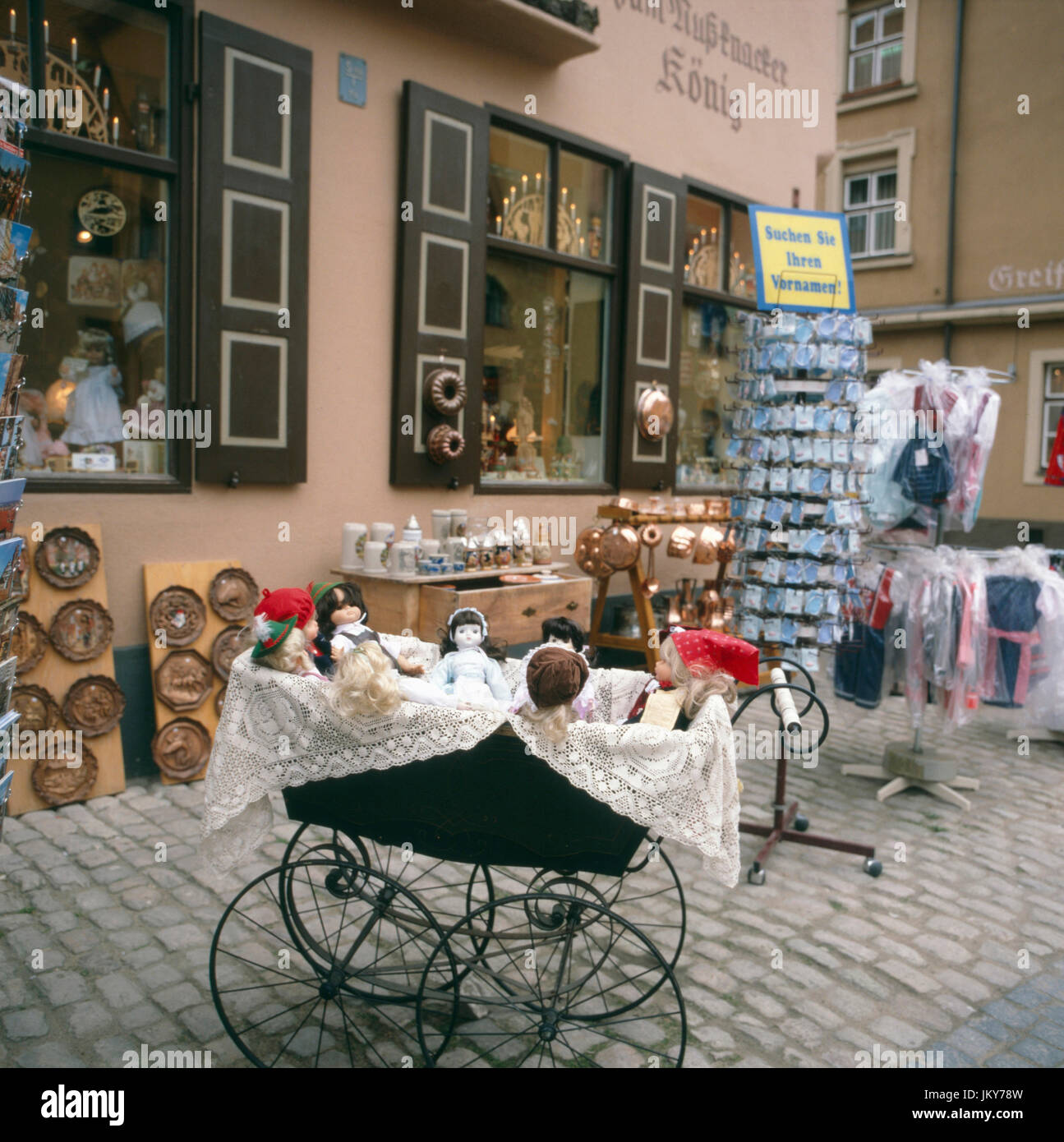 Antiquitätenladen und Souvenirshop di Dinkelsbühl, Deutschland 1980er Jahre. Antiquariato e negozio di souvenir a Dinkelsbuehl, Germania degli anni ottanta. Foto Stock
