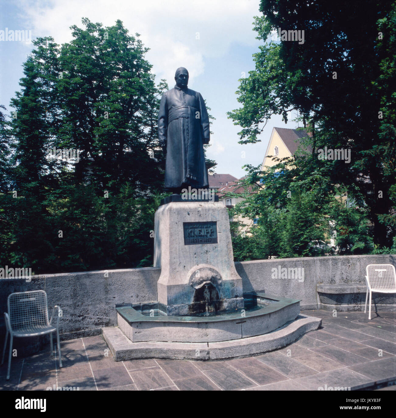 Kneipp Pfarrer Denkmal in Bad Wörishofen in Bayern, Deutschland 1980er. Sacerdote monumento Kneipp a Bad Wörishofen in Baviera, Germania degli anni ottanta. Foto Stock