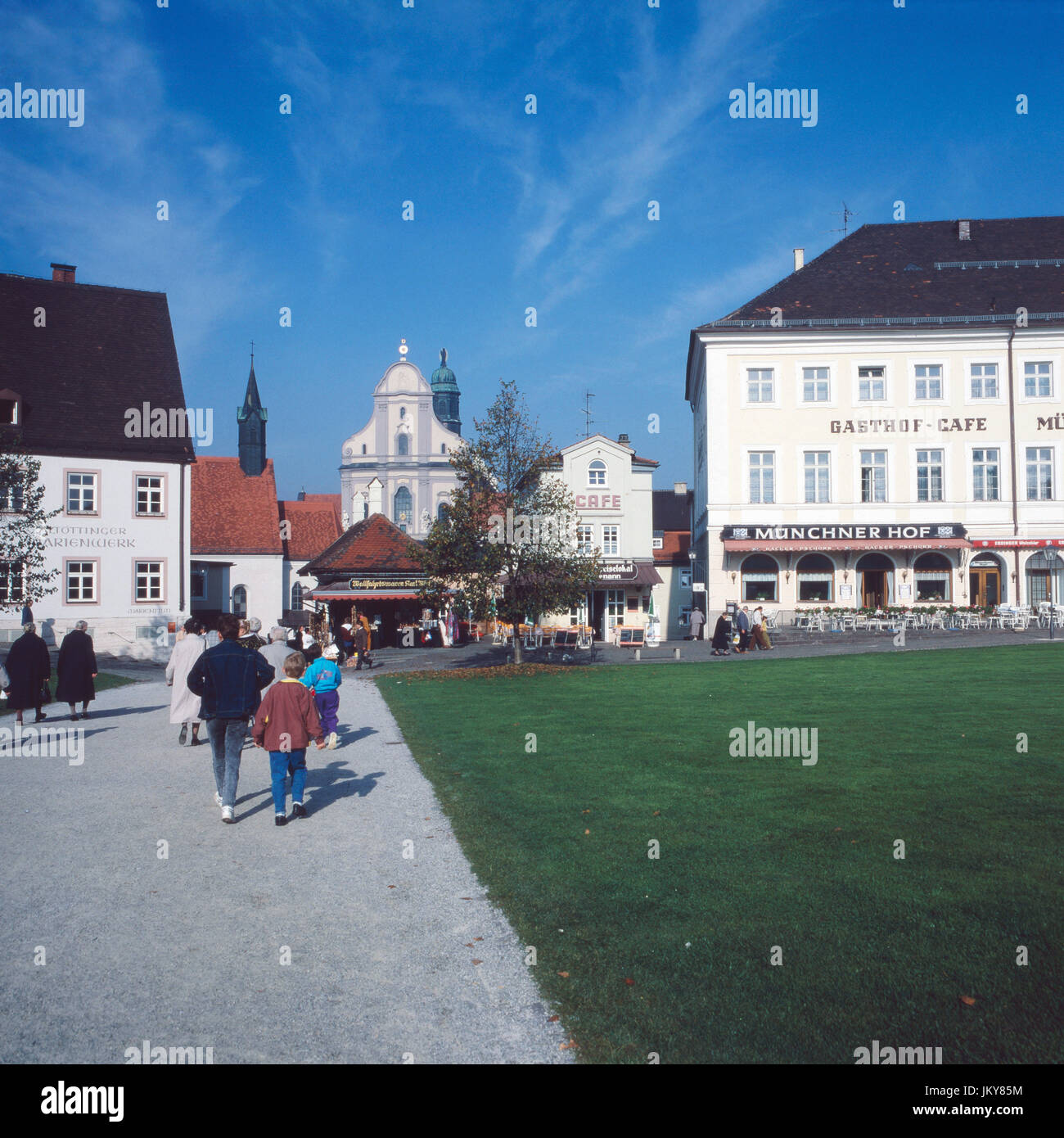Kapellplatz di Altötting in Bayern, Deutschland, 1980er. Kapell square di Altötting in Baviera, Germania degli anni ottanta. Foto Stock