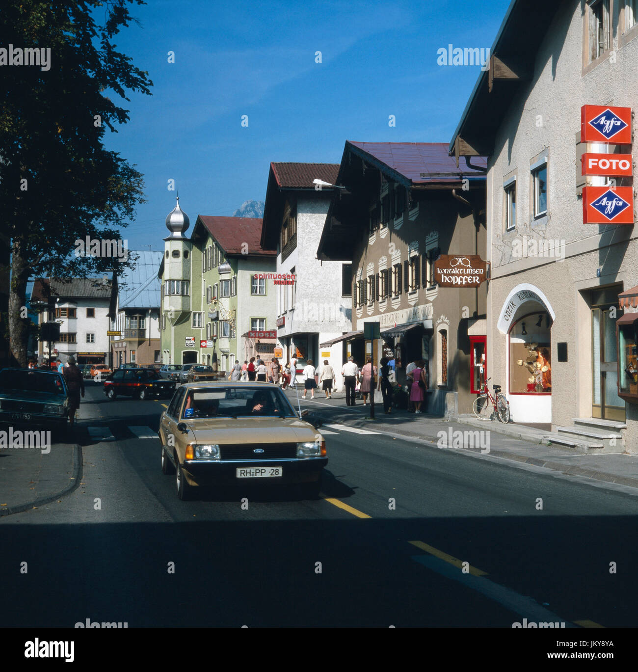 Geschäftsstraße in der Ortschaft Reutte in Tirol Österreich 1980er Jahre. Strada per lo shopping al villaggio di Reutte nel Tirolo austriaco degli anni ottanta. Foto Stock