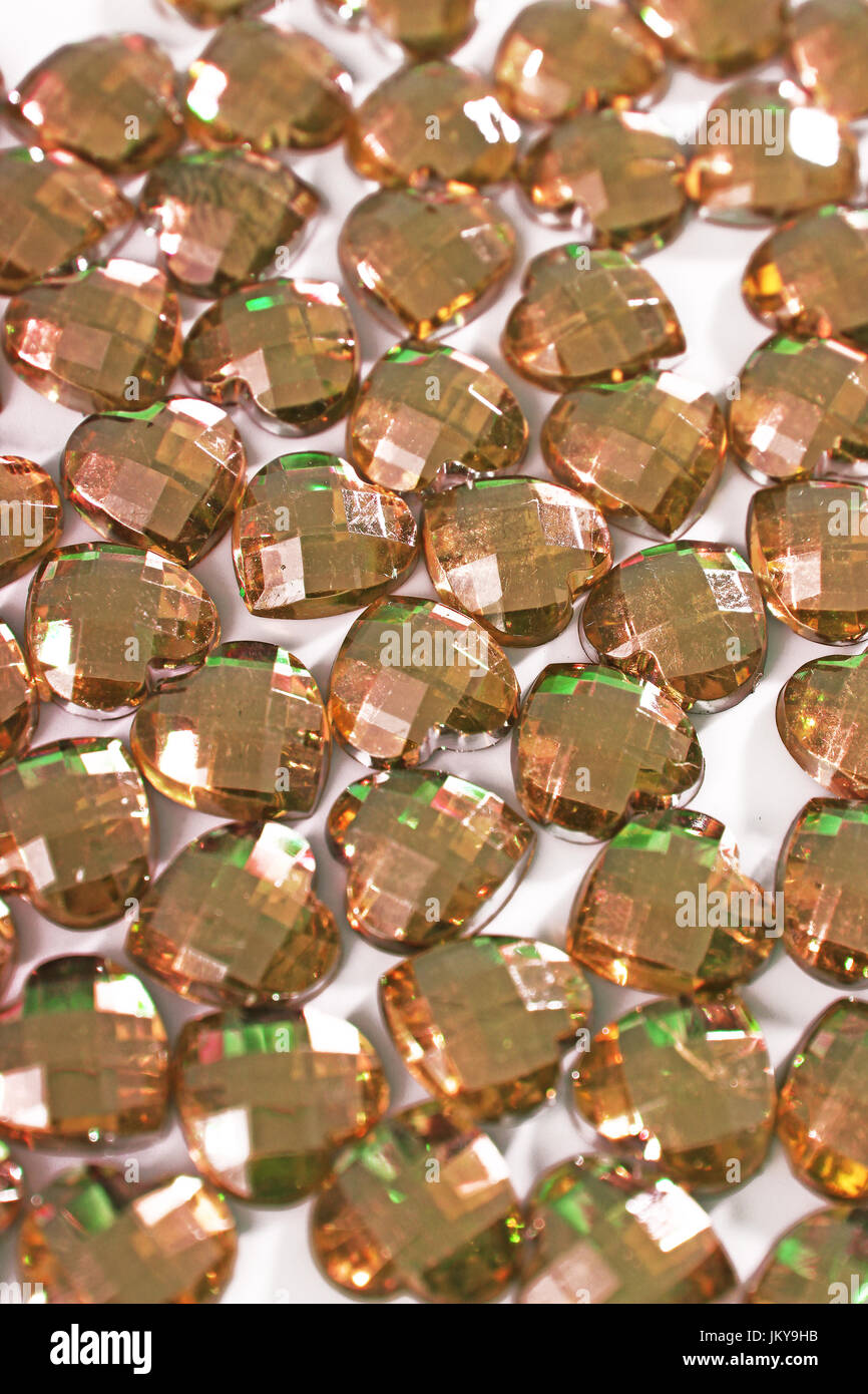 Sfondo di strass. Forma di cuore la texture come sfondo bianco isolato studio foto. Bling Rhinestone Crystal pattern. Strass Cristalli rosa blu Foto Stock