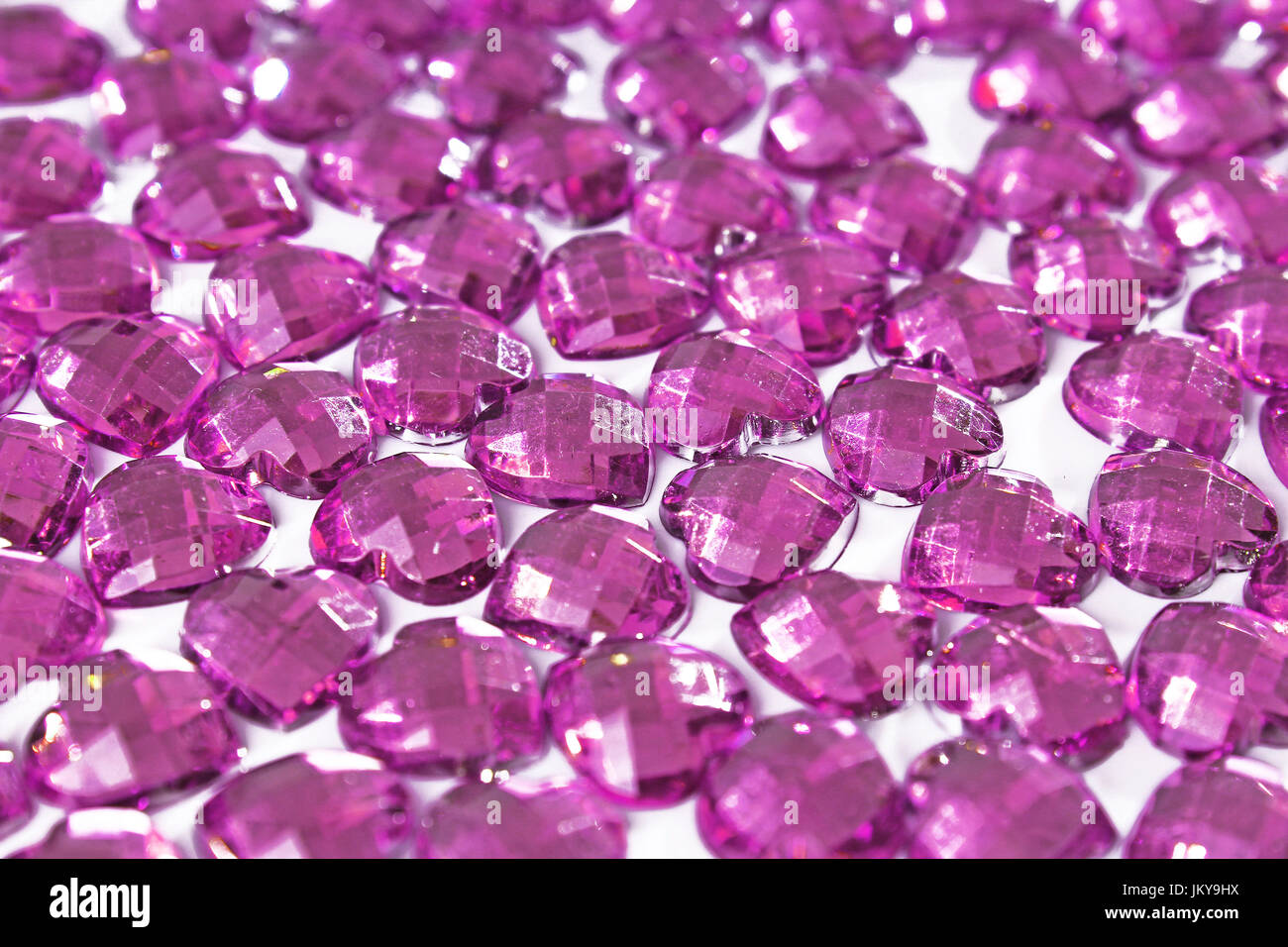 Sfondo di strass. forma di cuore la texture come sfondo bianco isolato studio foto. bling Rhinestone Crystal pattern. strass Cristalli rosa blu Foto Stock