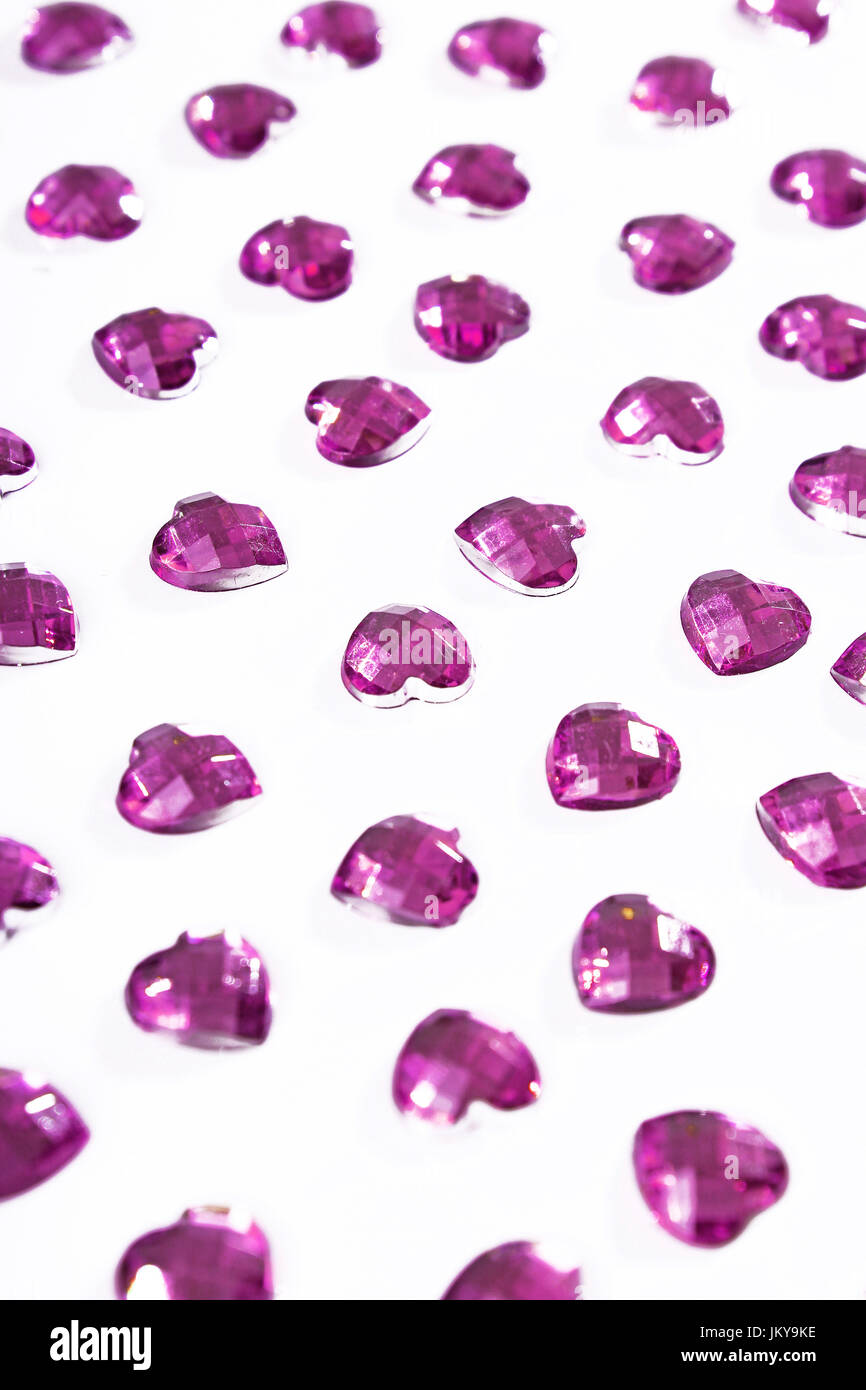 Sfondo di strass. forma di cuore la texture come sfondo bianco isolato studio foto. bling Rhinestone Crystal pattern. strass Cristalli rosa blu Foto Stock