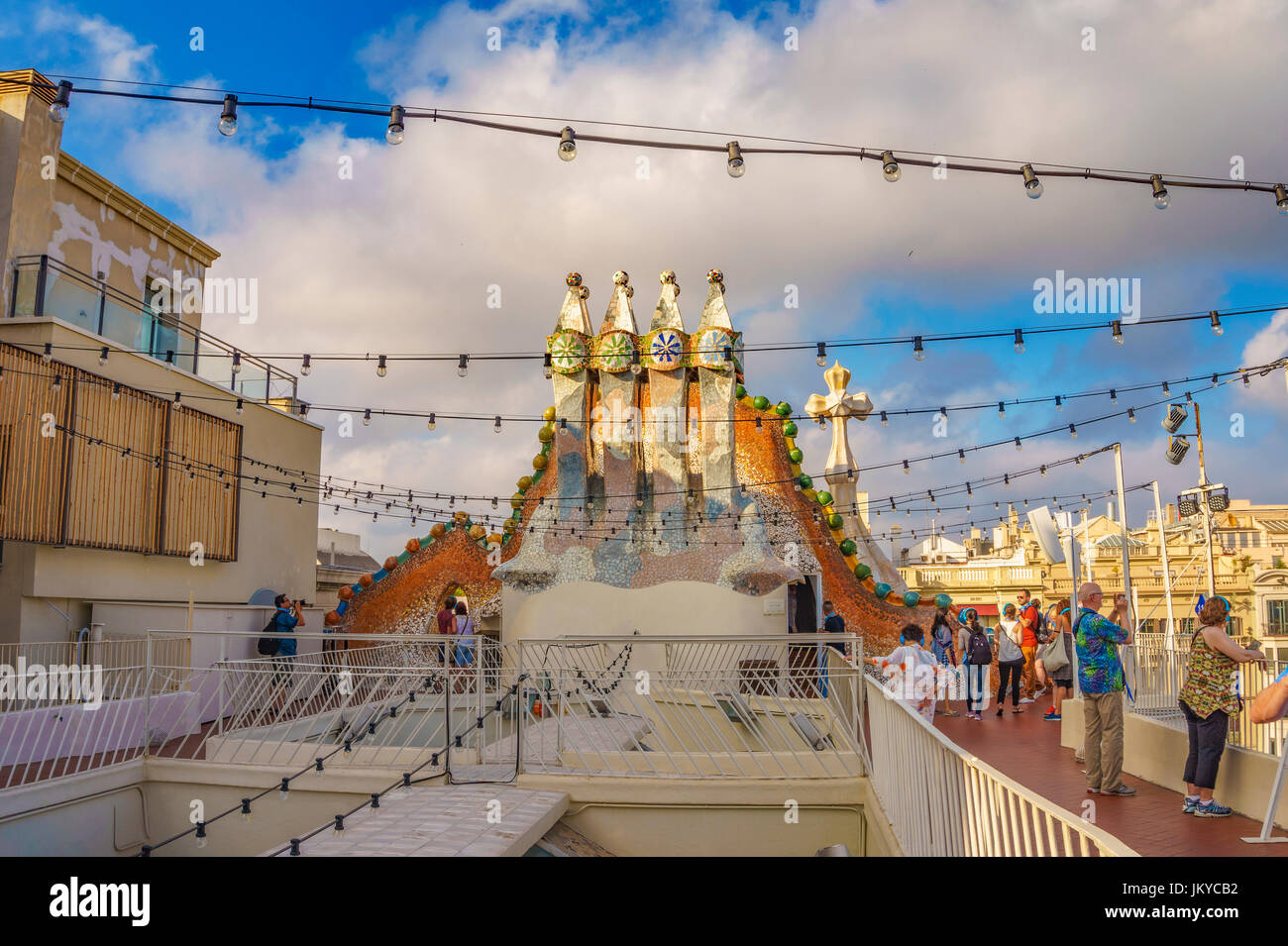 Il tetto di Gaudi creazione-house Casa Batlo. Casa Batlló è stato costruito nel 1877. È un rinomato edificio situato nel centro città di Barcellona. Foto Stock