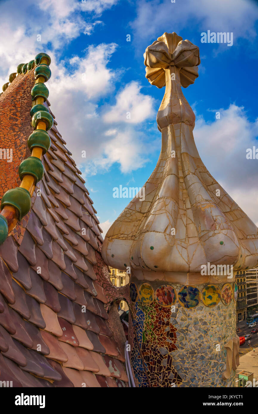 Il tetto di Gaudi creazione-house Casa Batlo. Casa Batlló è stato costruito nel 1877. È un rinomato edificio situato nel centro città di Barcellona. Foto Stock