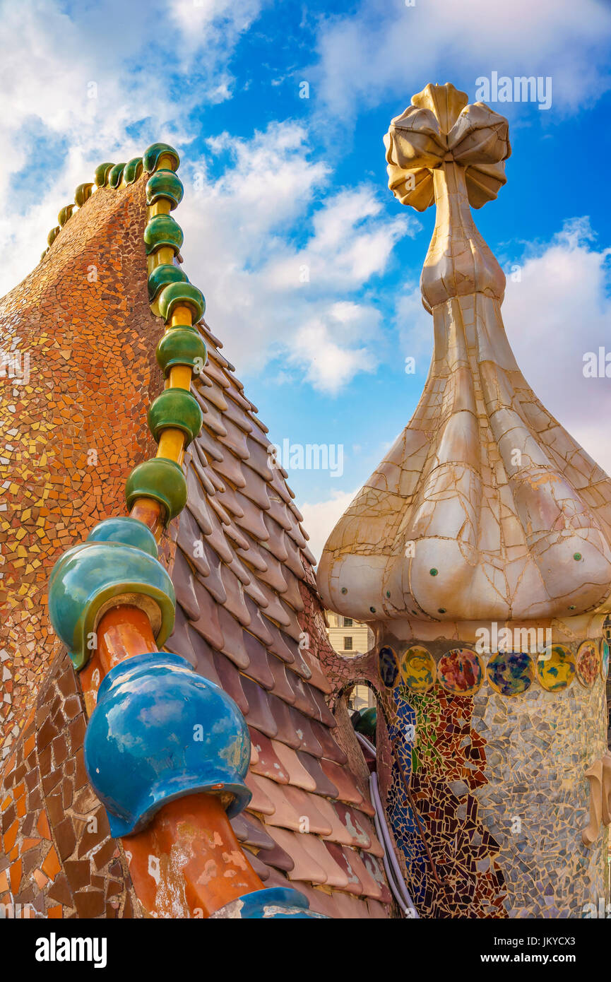 Il tetto di Gaudi creazione-house Casa Batlo. Casa Batlló è stato costruito nel 1877. È un rinomato edificio situato nel centro città di Barcellona. Foto Stock