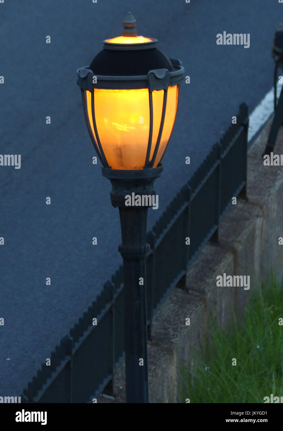 Lampione sul lato di una autostrada al crepuscolo Foto Stock