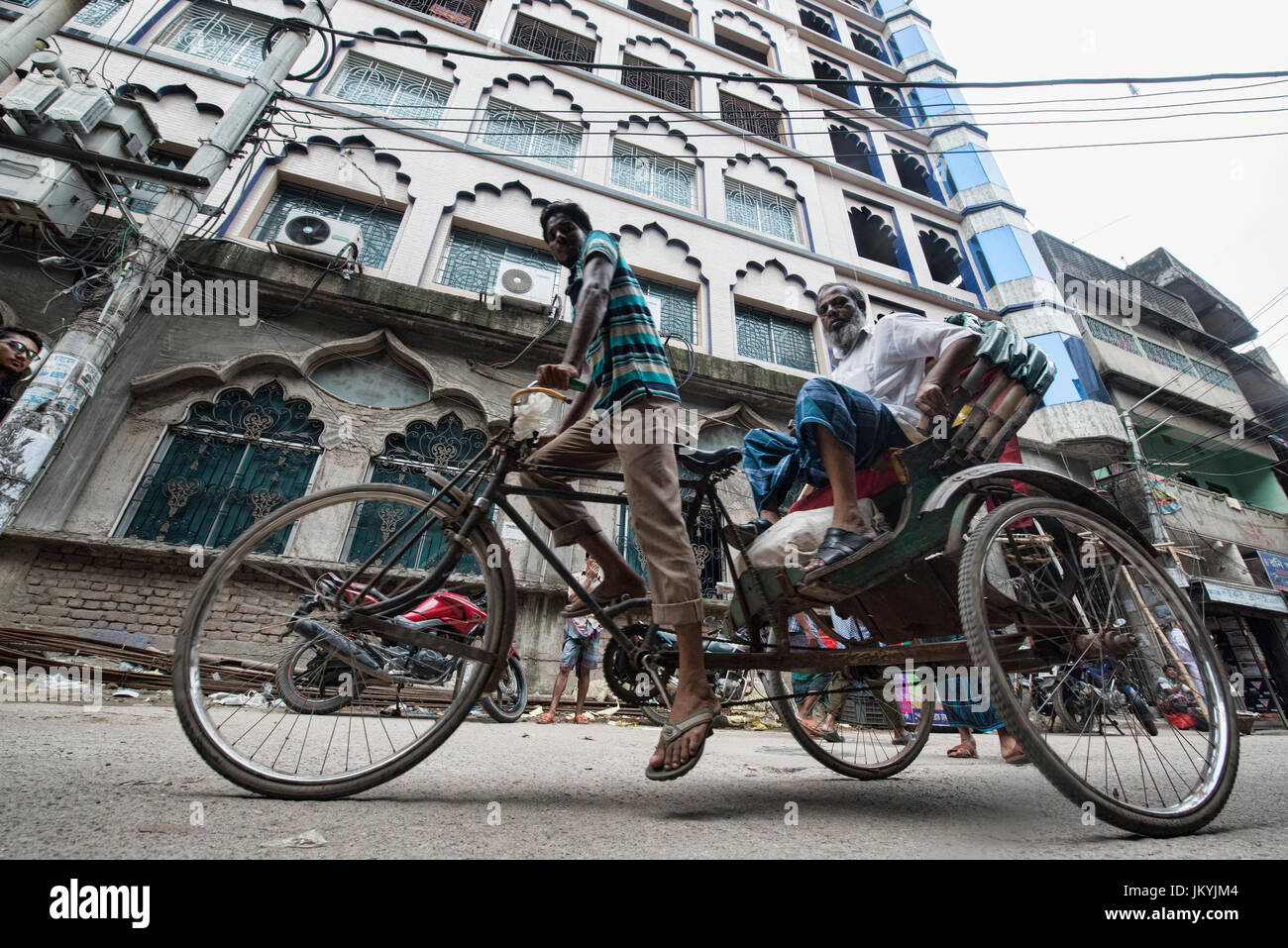 Rickshaws sono il solo modo per aggirare nella vecchia Dacca in Bangladesh Foto Stock